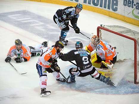 Jason Ulmer, Linz vor dem Grazer Tormann, EHC Liwest Black Wings Linz vs Moser Medical Graz 99ers