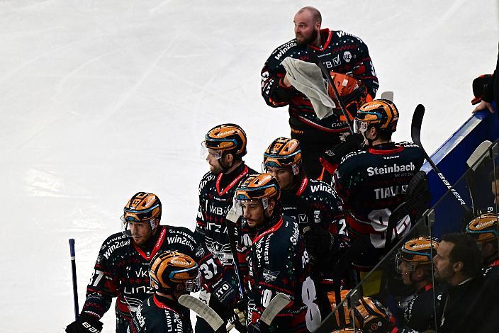 Tormann Rasmus Tirronen (Steinbach Black Wings Linz), Julian Pusnik (Steinbach Black Wings Linz), Andreas Kristler (Steinbach Black Wings Linz), Kilian Rappold (Steinbach Black Wings Linz), Christoph Tialler (Steinbach Black Wings Linz), Steinbach Black Wings Linz vs Hydro Fehervar AV19, Weihnachtstrikot ICE Eishockey Liga, Linz AG Eisarena