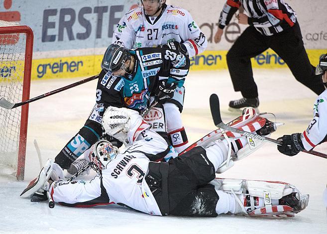 Fabio Hofer (EHC Liwest Black Wings Linz) vor Tormann Marek Schwarz (HC Orli Znojmo)  EHC Liwest Black Wings Linz vs HC Orli Znojmo