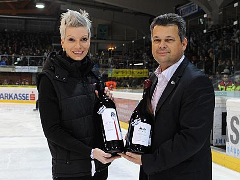 Peter Freunschlag praesentiert den Black Wings Wein, EHC Liwest Black Wings Linz vs. EC Rekord Fenster VSV