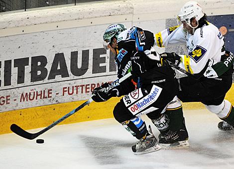 David Rassl EHC Liwest Black Wings Linz vs. Roman Prosek HC Energy Karlovy Vary