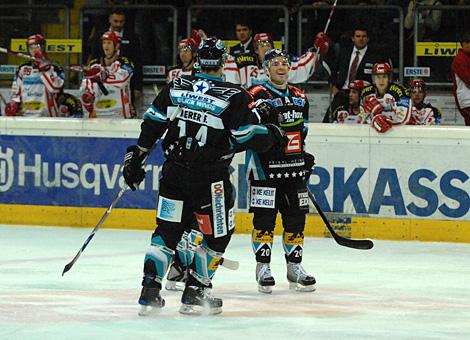 #20 Brad Purdie, Stuermer, EHC Liwest Black Wings Linz feiert den Treffer zum 4 zu 1 Endstand.