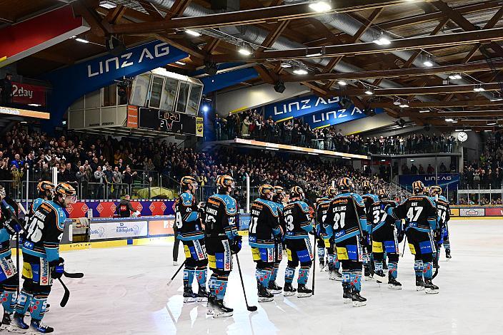 Die Steinbach Black Wings Linz feiern das Tor zum Sieg in der Overtime, Win2Day ICE Hockey League,  5. Viertelfinale, Steinbach Black Wings Linz vs Moser Medical Graz 99ers,  Linz AG Eisarena