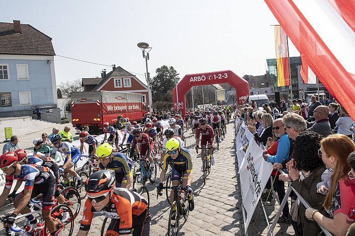 Das Feld am Start in Leonding 59. Rad SaisonerÃ¶ffnungsrennen Leonding, Rad Bundesliga 2019