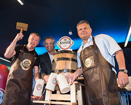 Bieranstich mit Head-Coach Robert Daum (EHC Liwest Black Wings Linz) und BWL Praesident Ing. Peter Freunschlag