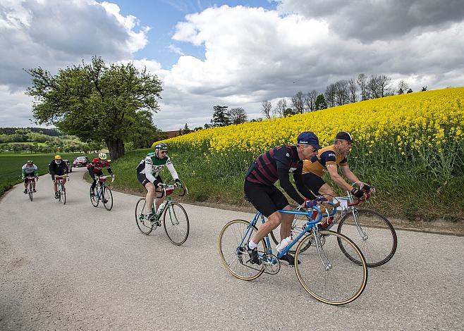 das Fahrerfeld der Klassik Ausfaht KirschblÃ¼ten Radklassik am Axerg