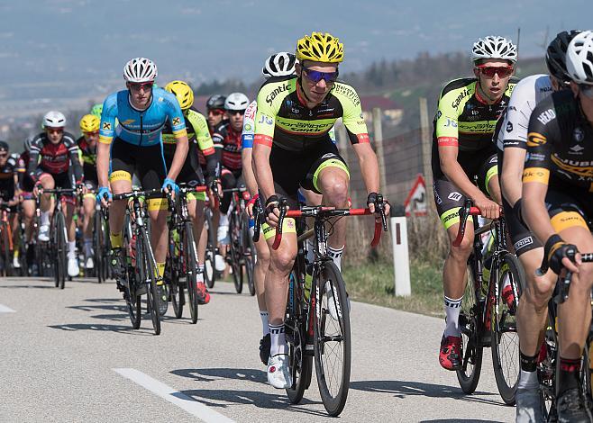 Das Hauptfeld beim Kirschbluetenrennen Daniel Geismayr (AUT, Team Vorarlberg)