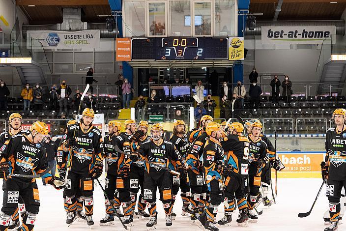 Die Steinbach Black Wings Linz feiern den Sieg über Innsbruck, Steinbach Black Wings Linz vs HC Tiwag Innsbruck - Die Haie, bet-at-home ICE Hockey League