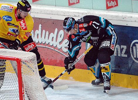 #21 Philipp Lukas, Kapitaen, EHC Liwest Black Wings Linz erkaempft die Scheibe hinter dem Tor der Vienna Capitals.