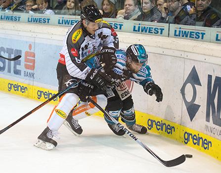 Olivier Latendresse (EHC Liwest Black Wings Linz) und Jonathan D Aversa (Dornbirner Eishockey Club), EHC Liwest Black Wings Linz vs Dornbirner Eishockey Club