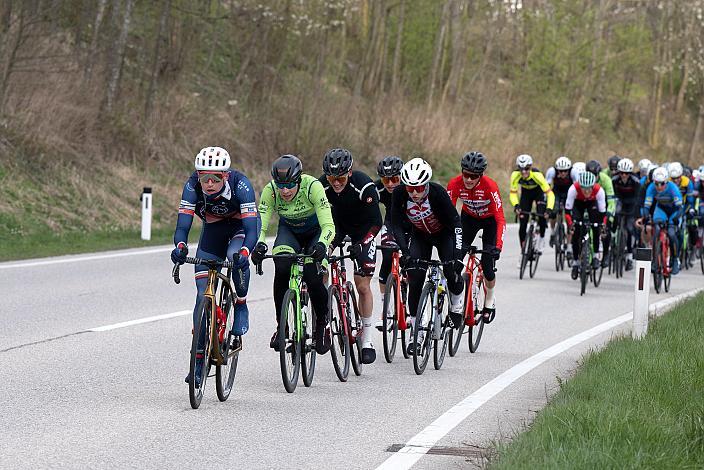 Das Feld teilt sich, mit Rainer Kepplinger (AUT, Hrinkow Advarics)  Herren Elite, U23, Radliga, 60. Raika Kirschbluetenrennen, Wels, Oberösterreich