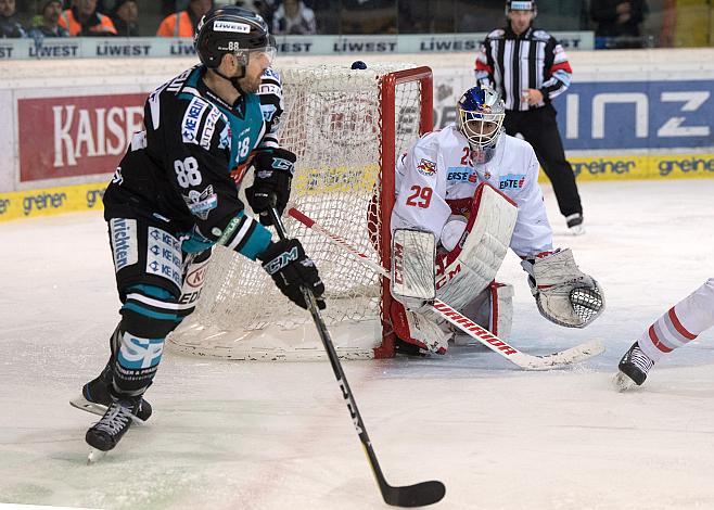 Dan DaSilva (EHC Liwest Black Wings Linz) vor Bernhard Starkbaum (EC Red Bull Salzburg)  EHC Liwest Black Wings Linz vs EC Red Bull Salzburg, Platzierungsrunde