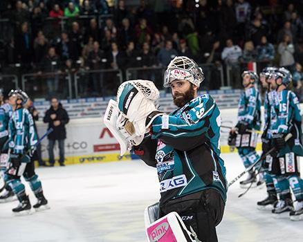 Tormann Michael Ouzas (EHC Liwest Black Wings Linz) EHC Liwest Black Wings Linz vs Fehervar AV 19