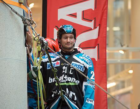 Philipp Lukas (EHC Liwest Black Wings Linz, #21), EHC Liwest Black Wings Linz, Spielerpräsentaion 2015-2016
Philipp Lukas (EHC Liwest Black Wings Linz, #21), EHC Liwest Black Wings Linz, SpielerprÃ¤sentaion 2015-2016