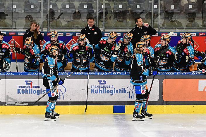  Brian Lebler (Steinbach Black Wings Linz) und Gerd Kragl (Steinbach Black Wings Linz) feiern an der Bande, Win2Day ICE Hockey League,  Steinbach Black Wings Linz vs  Migross Supermercati Asiago Hockey 1935,  Linz AG Eisarena 