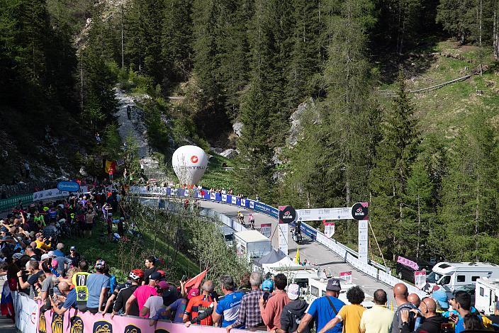 Primoz Roglic (SLO, Team Jumbo-Visma) , im Rosa Trikot Geraint Thomas (GBR, Ineos Grenadiers) 106. Giro d Italia, Stage 18, Oderzo - Val di Zoldo (Palafavera), (161km)