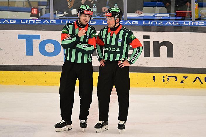 v.l. Referee Tomas Hronsky und Referee Christian Ofner, Win2Day ICE Hockey League,  5. Viertelfinale, Steinbach Black Wings Linz vs Moser Medical Graz 99ers,  Linz AG Eisarena