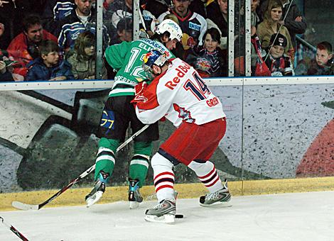 #12 Todd Elik, Olimpija Ljubljana und die #14 Josh Green, Red Bulls Salzburg im Duell an der Bande. 