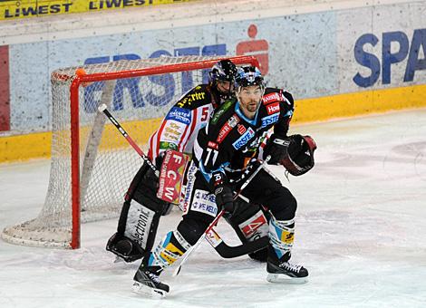 #71 Pat Leahy, Stuermer, Liwest Black Wings Linz, im Hintergrund Travis Scott, Tormann, KAC.