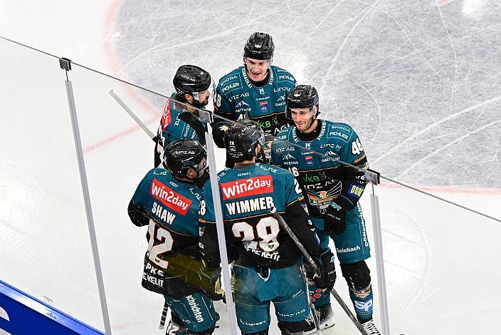 Die Steinbach Black Wings Linz feiern das Tor zum 1 zu durch Brady Shaw (Steinbach Black Wings Linz), 4. Runde ICE, Steinbach Black Wings Linz vs Pioneers Vorarlberg, Linz AG Eisarena