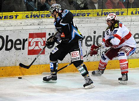 Christian Haidinger Linz, verfolgt von Martin Schumnig, KAC, Liwest Black Wings Linz vs. EC KAC