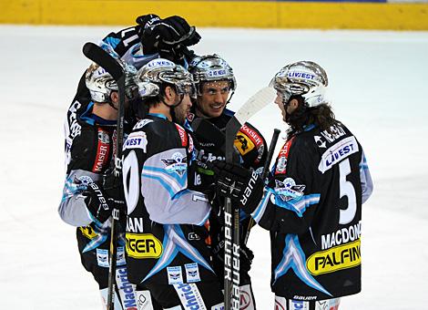 Matthias Schwab feiert den Ausgleich zum 1 zu 1, Liwest Black Wings Linz vs. HK Acroni Jesenice