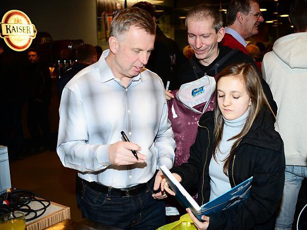 Robert Daum, Trainer (Liwest Black Wings Linz) mit den Fans