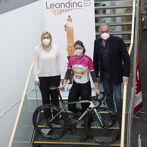 v.l. Bürgermeisterin Dr. Sabine Naderer-Jelinek, Marlene Brandlmair (AUT, Union RRT Pielachtal), Vizebürgermeister Mag. Michael Täubel, Leonding
