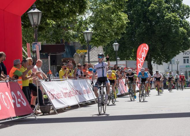 August Jensen (NOR, Team Coop) gewinnt in Aigen 