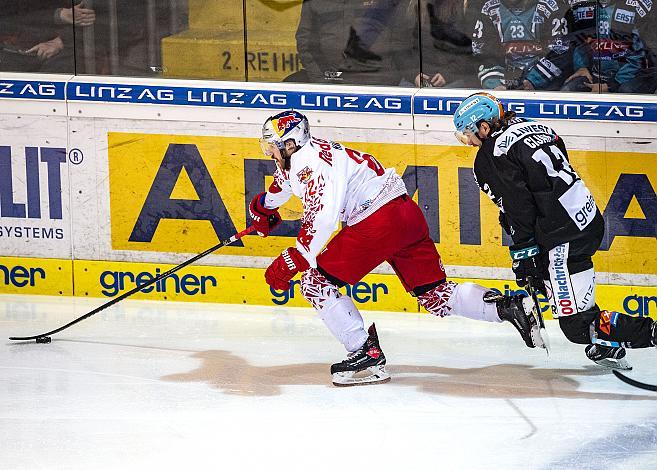 Im Bild: Janos Hari (EC Red Bull Salzburg), Alexander Cijan (EHC Liwest Black Wings Linz) Eishockey,  EHC Liwest Black Wings Linz vs Red Bull Salzburg