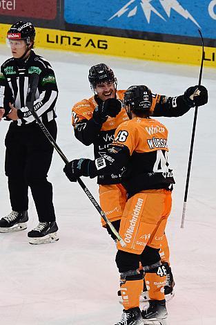 Die Steinbach Black Wings Linz mit Brady Shaw (Steinbach Black Wings Linz) feiern das Tor zum 1 zu 1 durch Niklas Würschl (Steinbach Black Wings), 7. Runde ICE, Steinbach Black Wings Linz vs Moser Medical Graz 99ers, Linz AG Eisarena