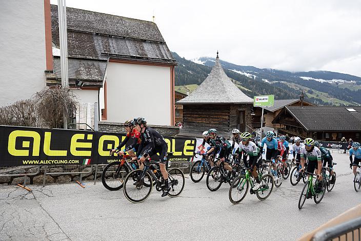 Das Peleton klettert nach Alpbach 46. Tour of the Alps, 1. Etappe, Rattenberg - Alpbach 127,5km, Alpbach Tirol
