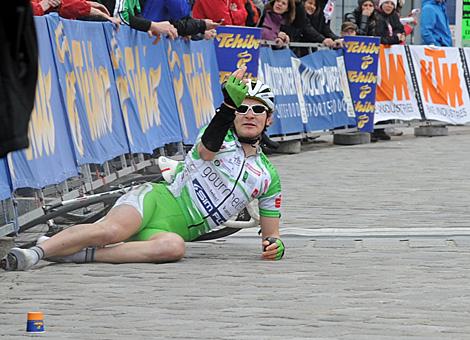 Christoph Sokoll, Team RC Arboe Wels Gourmetfein nach seinem Sturz am Kopfsteinpflaster des Leondinger Hauptplatzes.