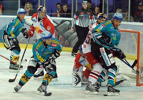 #20 Brad Purdie und #28 Brad Tiley, Liwest Black Wings Linz vor dem Tor der Red Bulls Salzburg.