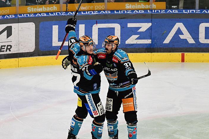 Die Steinbach Black Wings Linz feiern das Tor zum 1 zu 0 durch Luka Maver (Steinbach Black Wings Linz), Andreas Kristler (Steinbach Black Wings Linz) ,  Win2Day ICE Hockey League,  Steinbach Black Wings Linz vs  Migross Supermercati Asiago Hockey 1935,  Linz AG Eisarena