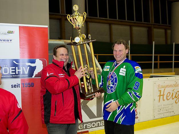 OOEEHV Verbands Praesident Christian Ladberg uebergibt den Pokal der 1. Liwest Landesliga an Albin Waechter, von den Amstettner Woelfen 