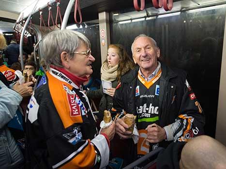 Fans der Liwest Black Wings Linz in der neuen Strassenbahn