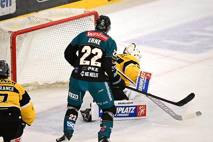 Luca Erne (Steinbach Black Wings Linz), Tormann Edward Pasquale (HC Falkensteiner Pustertal), 9. Runde ICE, Steinbach Black Wings Linz vs HC Falkensteiner Pustertal, Linz AG Eisarena 