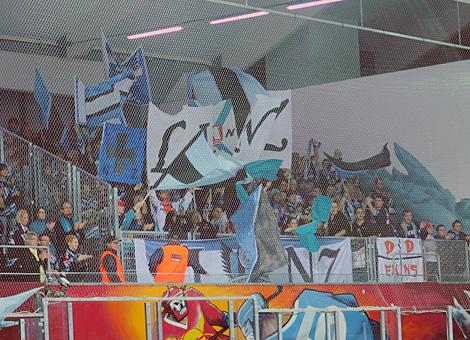 Die Fans des EHC Liwest Black Wings Linz in Salzburg.