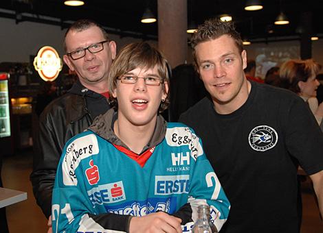 Markus Matthiasson, Liwest Black Wings Linz, mit den Fans Wolf und Michi.