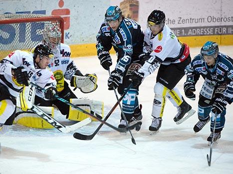 Matthias Iberer, und Fabio Hofer, Linz vor Tormann Nathan Lawson, Dornbirn, EHC Liwest Black Wings Linz vs Dornbirner EC