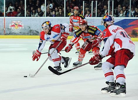 Lee Sweatt, Red Bull Salzburg im Angriff verfolgt von der #21 Manuel Geier, KAC.