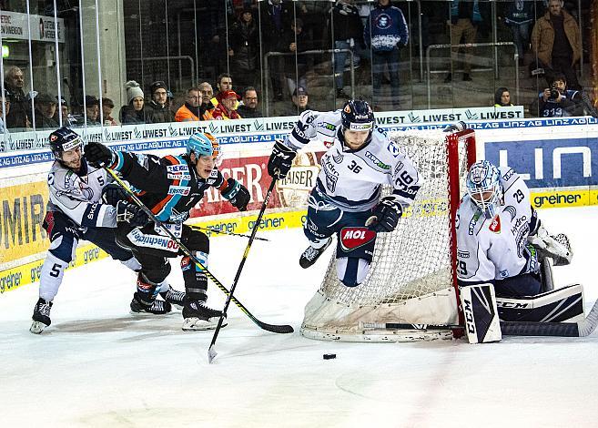 Im Bild: Brian Lebler (EHC Liwest Black Wings Linz), Csanad Erdely (Hydro Fehervar AV 19), Eishockey,  EHC Liwest Black Wings Linz vs Hydro Fehervar AV 19