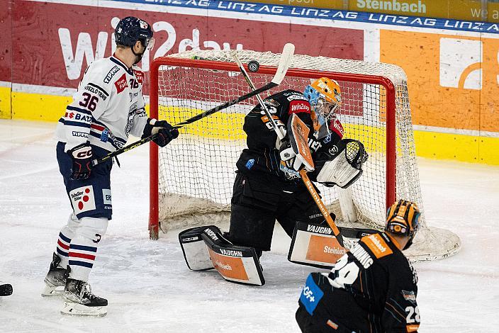 Csanad Erdely (Hydro Fehervar AV 19), Tormann Thomas Höneckl (Steinbach Black Wings Linz) Steinbach Black Wings Linz vs Hydro Fehervar AV 19, 52. Runde ICE Hockey League, Steinbach Black Wings Linz, Linz AG Eisarena 