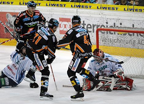 Tormann Tommi Satosaari, Szekesfehervar klaert vor Patrick Leahy, Liwest Black Wings Linz.