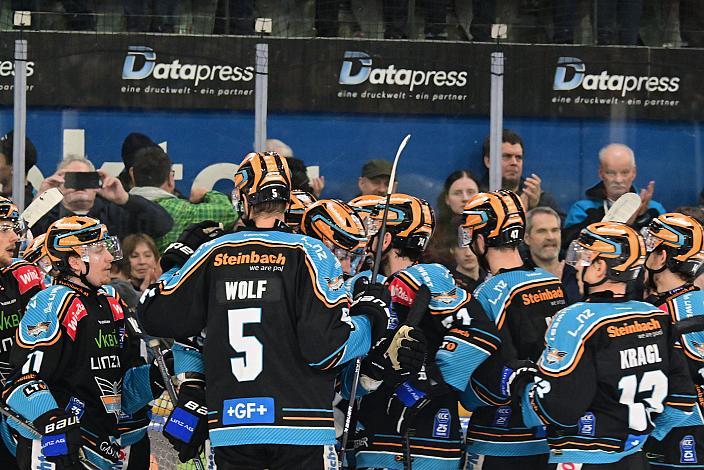 Das Team der Steinbach Black Wings Linz feiern den Heimsieg über den KAC im Semifinale 4, Win2Day ICE Hockey League, 4. Semifinale, Steinbach Black Wings Linz vs EC KAC,  Linz AG Eisarena 