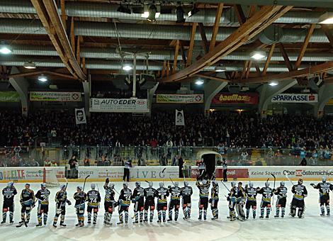 Die Linzer Black Wings feiern den 1. Sieg im Viertelfinale gegen Jesenice.