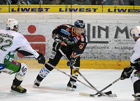 Robert Lukas, Liwest Black Wings Linz im Duell gegen 2 Laibacher.