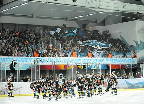 Die Linzer Fans Liwest Black Wings Linz beim EC Red Bull Salzburg