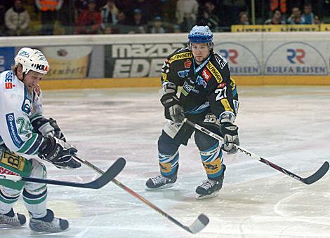 #24 Tomaz Vnuk, Stuermer, HDD Olimpija Ljubljana im Duell mit der #27 Gerd Gruber, Verteidiger, EHC Liwest Black Linz.